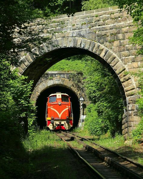 Minecraft Train, Model Train Scenery, Trainspotting, Train Pictures, Art Masters, Model Train, Steam Trains, Train Tracks, Abandoned Buildings