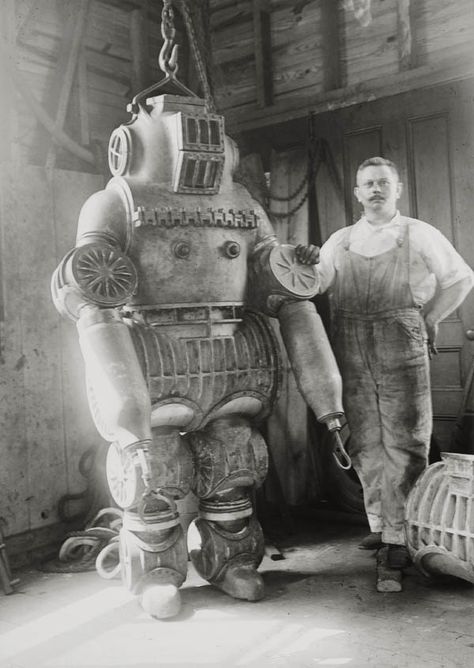 Chester MacDuffee hidtoria de las escafandras Deep Sea Diving Suit, Deep Sea Diving, Vintage Robots, Diving Suit, Foto Tips, A Robot, Foto Art, Interesting History, Photo Vintage