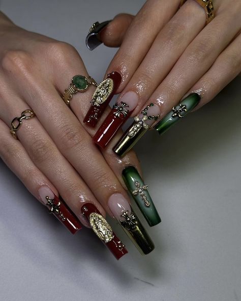 Dark Red Metallic Nails, Dark Red And Green Nails, Dark Green And Red Nails, Dark Green Nails Designs Gold, Xxl Nail Designs, Red And Green Nail Designs, Mexico Nail Ideas, Dark Green Nails With Gold, Gold Holiday Nails