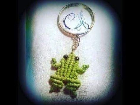 https://www.facebook.com/EscuelaDeMacrame/photos/pcb.1232230700244483/1232230276911192/?type=3  photo tutorial Macrame Frog, Micro Macrame Tutorial, Owl Tutorial, Tutorial Macramé, Simple Macrame, Makramee Diy, Macrame Owl, Mini Macrame, Rope Crafts Diy