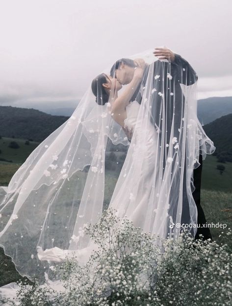 Xiaohongshu Couple, Marriage Inspiration, Couple Poses Reference, Pre Wedding Poses, Pretty Wedding Dresses, Pose References, Photoshoot Themes, Poses Reference, Photography Love