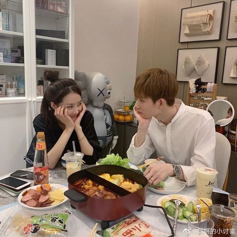 Friends In Restaurant, Friends Ulzzang, Eating With Friends, Ulzzang Friends, Couple Food, Boyfriend Food, Friends Eating, Random Idea, Couples Dinner