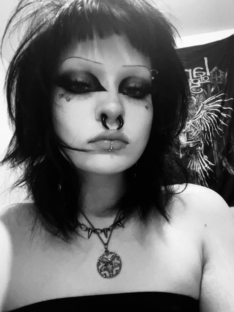 Grindcore Aesthetic, Pinhead Makeup, Gothic Eye Makeup, Goth Eye Makeup, Cute Nose Piercings, Punk Makeup, Kawaii Makeup, Face Piercings, Nose Piercings