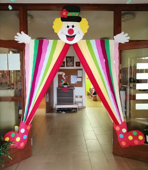 School Carnival Decorations, Circus Vbs, Carnival Classroom, Circus Classroom, Clown Crafts, Carnival Crafts, Circus Crafts, Circus Decorations, Carnival Decorations