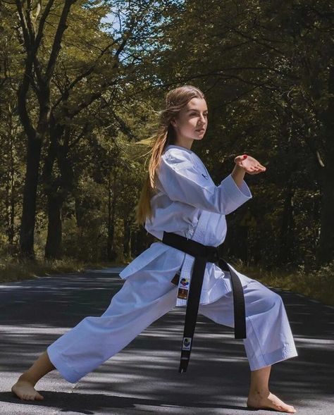 Shotokan Karate, Female Martial Artists, Karate Martial Arts, Exercise Videos, Martial Arts Girl, Karate Girl, Martial Arts Women, Hapkido, Yoga Exercise