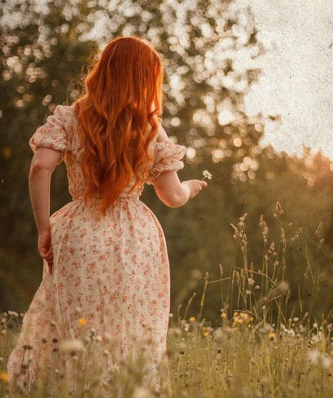 Peasant Wedding Dress, Cottage Core Photoshoot, Flowy Outfits, Sun And Shadow, Girls With Red Hair, Lily Evans, Model Aesthetic, Redhead Girl, Princess Aesthetic