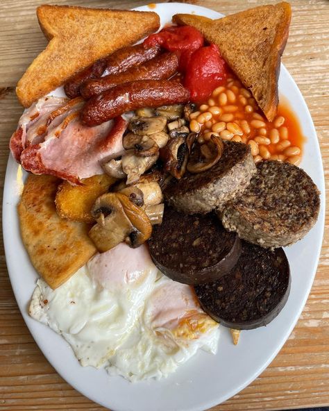 Spot on - check out the bit of haggis in here too! 😋 🥚⁠ 🥚 📷 @fryupinspector “The Big Yin” by @the_riversidecafe in Berwick Upon Tweed was a beast of a breakfast! Having looked at several cafes first in the town centre we decided to cross the bridge across the River Tweed to Tweedmouth Big Breakfast Platter, Berwick Upon Tweed, Food Truck Menu, Breakfast Platter, Big Breakfast, English Breakfast, In The Town, A Beast, African Food