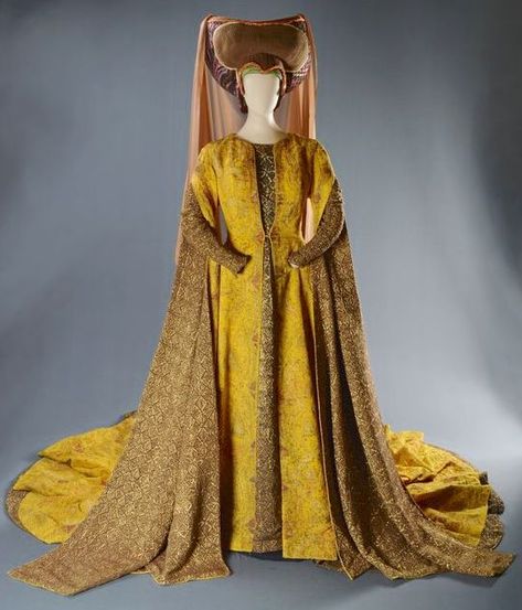 Camelot Costumes, Film Costumes, Brothers Movie, Hollywood Costume, Medieval Costume, Theatre Costumes, Medieval Clothing, Costume Collection, Warner Brothers