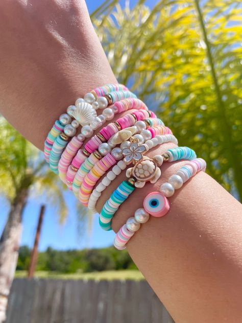 Breach themed jewelry, perfect for the aesthetic summer vibe Clay Bead Bracelets Preppy, Preppy Coconut Girl, Ramona California, Bracelets Preppy, Clay Bead Bracelets, Jewelry Clay, Huggie Earrings Silver, Hippie Earrings, Clay Bead