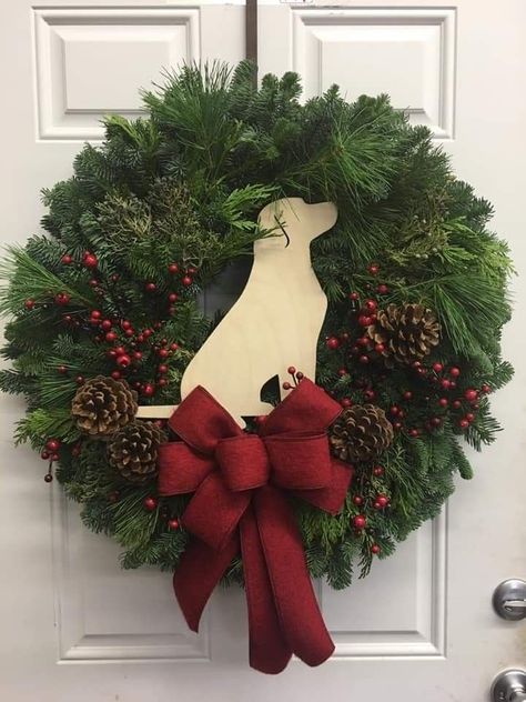 Pet Christmas Wreath, Christmas Cat Wreaths For Front Door, Dog Themed Christmas Decorations, Christmas Dog Wreath, Dog Christmas Decor, Dog Wreath Ideas, Christmas Dog Photoshoot, Dog Christmas Decorations, Dog Wreaths