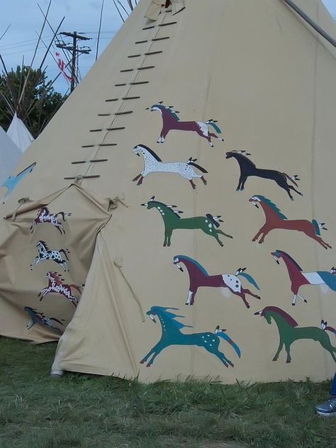 Pendleton Round Up, Indian Teepee, Ledger Art, Native American Teepee, Native American Horses, Indian Horses, Native American Symbols, Native American Design, Native American Artifacts