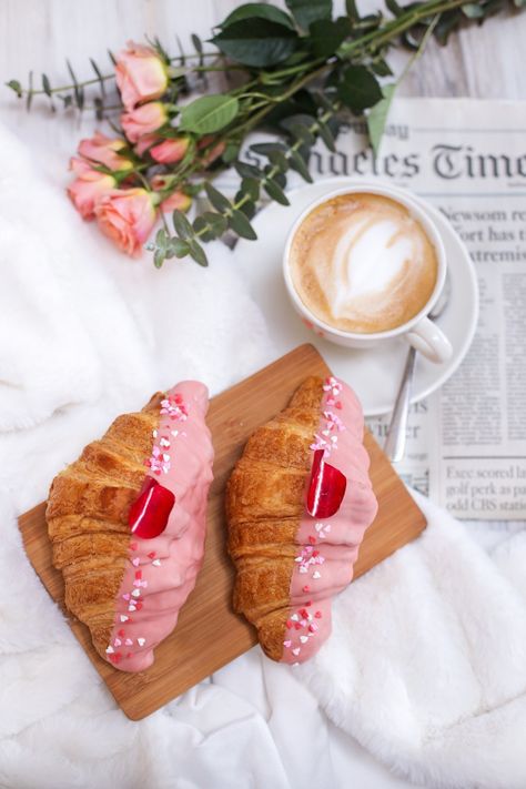 Raspberry croissants #vday #pitchounbakery French Croissant Aesthetic, Pretty Croissant, Croissant Bouquet, Crosaint Recipes, Pink Croissant, Raspberry Croissant, Strawberry Croissant, French Tea Parties, Valentines Bakery