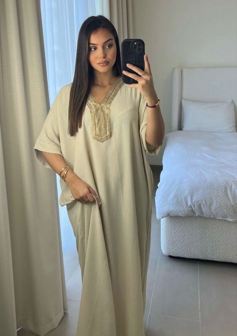 Eid Vibes, Kaftan Simple, Kurdish Dress, Morocco Aesthetic, Dubai Outfits, Arabic Dress, Moroccan Clothing, Eid Outfits, Mode Zara