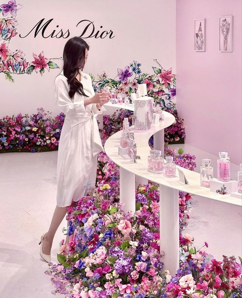 Miss Dior Theme Party, Miss Dior Inspired Party, Perfume Launch Event Ideas, Perfume Event Ideas, Perfume Exhibition Design, Beauty Exhibition Booth, Dior Theme Decor, Miss Dior Party, Dior Event Decoration