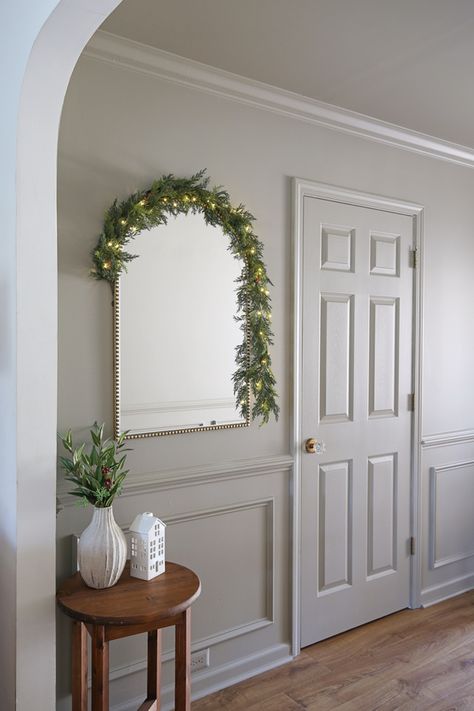 Learn how to easily decorate a mirror for Christmas that is beautiful and charming! Easy and Charming Christmas Mirror Decoration Ideas. Christmas decoration ideas for mirrors with Christmas wreath and Christmas garland. Ideas For Mirrors, Christmas Mirror Decorations, Decorate A Mirror, Mirror Decoration Ideas, Ideas Christmas Decoration, Decoration Ideas Christmas, Christmas Hallway, Window Frame Mirror, Christmas Mirror