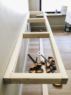 Floating Desk Diy, Diy Wooden Desk, Diy Floating Desk, Window Desk, Home Office Guest Room Combo, Diy Office Desk, Home Office Built Ins, Home Office/guest Room, Home Office Layout