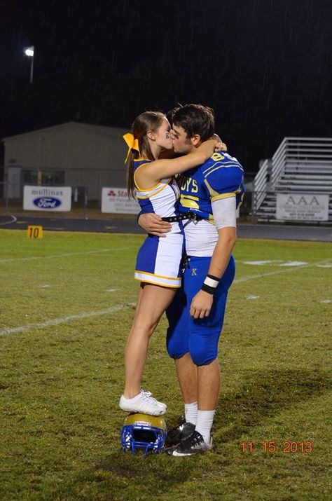 Football/ cheerleader relationship Football Couple Pictures, Football Relationship Goals, Football Relationship, Photos Couple Mignon, Astrid Hofferson, Goals Football, Football Girlfriend, Football Couples, Football Boyfriend