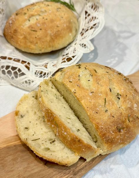 Sourdough Rosemary Peasant Bread (Macaroni Grill Dupe) Pheasant Bread, Macaroni Grill Rosemary Bread, Macaroni Grill Bread, Rosemary Sourdough Bread, Rosemary Sourdough, Macaroni Grill, Sourdough Breads, Peasant Bread, Rosemary Bread