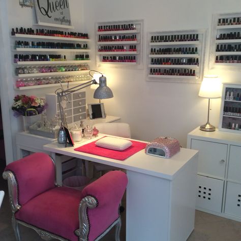 Espacio para arreglar las uñas 😍💞💕 Nail Desk Ideas, Nail Room Ideas Home, Desain Salon Kuku, Home Nail Salon Ideas, Nail Technician Room, Esthetics Business, Manicure Station, Nail Room Ideas, Tech Room