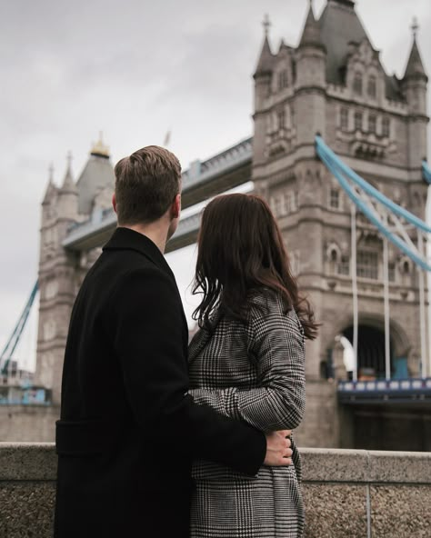 London Bridge Couple Photography, Couple Poses In London, London Couple Photography, London Instagram Pictures Couple, London Travel Photos Couple, London Bridge Photoshoot, Couple Photoshoot In London, Couples In London, London Photo Ideas Couple