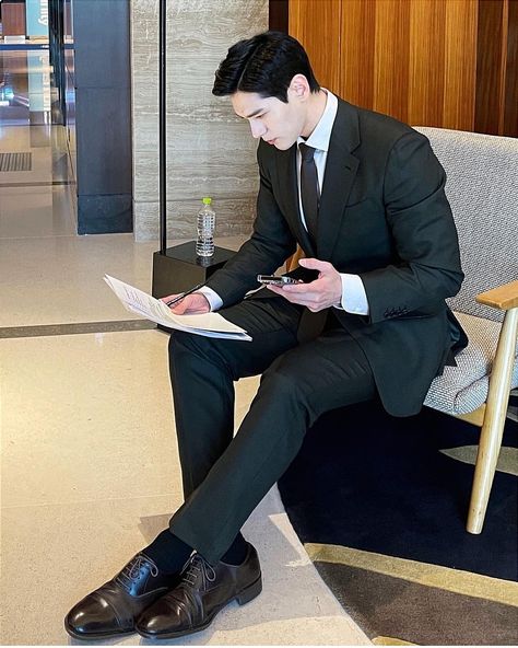 Korean Men Suit Fashion, Ceo Aesthetic Men Korean, Asian Suit Men, Suit Asian Men, Korean Ceo Man, Asian Man In Suit, Businessman Aesthetic, Ceo Man, Asian Business Man