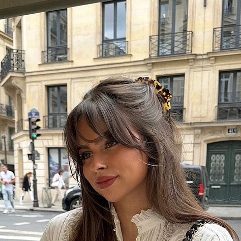 JODIE LA PETITE FRENCHIE on Instagram: "Say hi to le retour de la frange 🤎" Feather Curtain Bangs, Bangs For A Big Forehead, Layer Bangs Haircut, People With Bangs, Layered Fringe Hairstyles, 90s Bangs Hairstyles, Glasses With Bangs, Small Bangs Hair, Wispy French Bangs