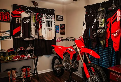 #hondaracing #2022crf250r #motocross #dirtbike #motocrossroom #bedroom #fullsend #ridered #mxdecor #mx Dirt Bike Organization, Moto Room Ideas, Dirt Bike Garage Workshop, Motocross Garage Ideas, Biker Room Aesthetic, Motorcross Bedroom Ideas, Motocross Room Decor, Motocross Room Ideas, Dirtbike Room Ideas