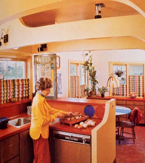 1976 retro kitchen 70s Interior Design, Retro Rooms, 70s Interior, 1970s Home, 70s Decor, Vintage Interior Design, Casa Vintage, Retro Interior, Vintage Room