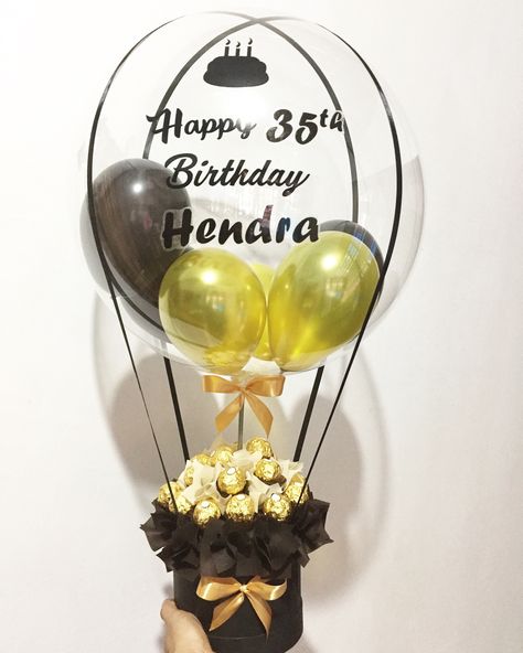 Hot air balloon bouquet with ferrero rocher Hot Air Balloon Bouquet, Balloon Surprise, Balloon Basket, Balloon Bouquet Diy, Sales Gallery, Hot Air Balloon Design, Candy Bouquet Diy, Shooting Ideas, Forex Strategies