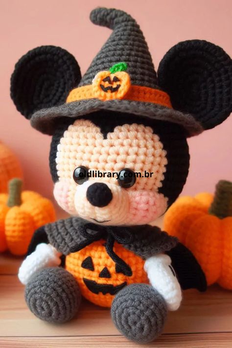 Halloween is a magical time to unleash your creativity, and there’s nothing better than creating your own Sorcerer Mickey Amigurumi to decorate or give as a gift. Crouched Animals, Halloween Amigurumi Free Pattern, Crochet Halloween Patterns Free, Unique Crochet Patterns, Crochet Mickey Mouse, Halloween Amigurumi, Sorcerer Mickey, Diy Crochet Patterns, Crochet Toys Free