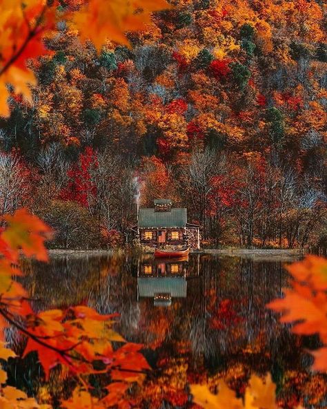 Travel | Nature | Adventure su Instagram: "A beautiful picture from Vermont! Would you like to live here?? Follow ➡️ @dazzlingtravel_ for daily travel-inspiration . ᴊᴏɪɴ ᴏᴜʀ ᴛʀᴀᴠᴇʟ…" Autumn Foliage, Autumn Scenes, Autumn Scenery, Cabin In The Woods, Foto Art, Autumn Beauty, Fall Pictures, Autumn Cozy, Autumn Aesthetic