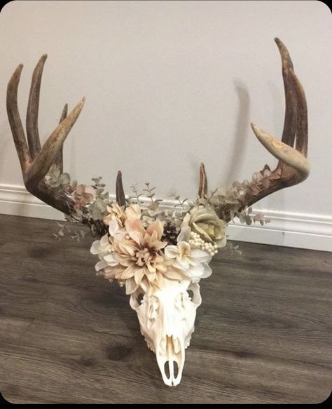 Deer Skull Centerpiece Wedding, Bull Decor Interior Design, Decorating Deer Mounts, Black Deer Skull Decor, Deer Skull Wedding Decor, Decorate Deer Skull, Bull Skull Decor Living Rooms, Flower Deer Skull, Deer Head With Flowers