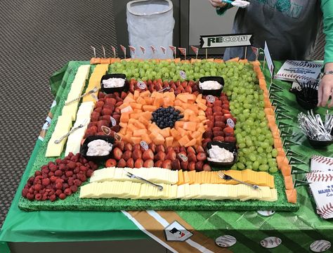 Baseball fruit and cheese display Baseball Snack Stadium, Softball Charcuterie Board, Baseball Theme Charcuterie Board, Baseball Charcuterie Board Ideas, Baseball Veggie Tray, Baseball Opening Day Party, Baseball Fruit Tray, Baseball Charcuterie Board, Baseball Charcuterie