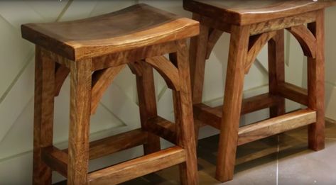 Diy Saddle Stool, Diy Wooden Bar Stools, Diy Wood Stool Seat, Stools For Kitchen Island Diy, Diy Counter Height Stools, Wood Stools For Kitchen Island, Diy Stools Wooden, Diy Barstools, Bar Stool Plans