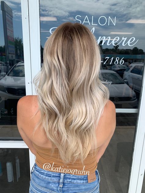 Root smudge color melt blonde Different Shades Of Blonde Hair, Blonde Hair Natural Roots, Shades Of Blonde Hair, Beige Blonde Hair Color, Blond Beige, Different Shades Of Blonde, Root Melt, Cool Blonde Hair Colour, Blonde Hair Inspo