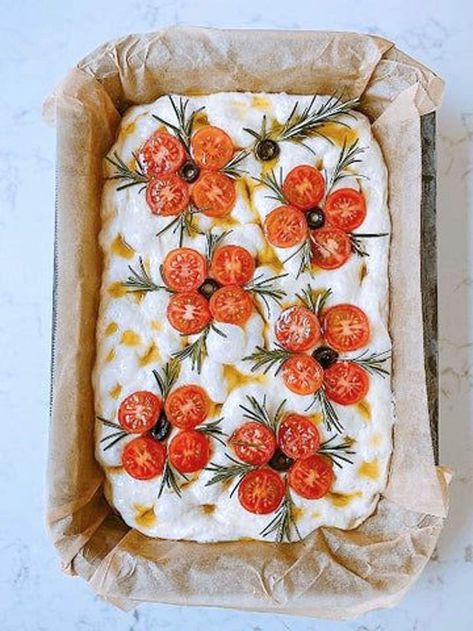 Decorative Focaccia Bread, Focaccia Decoration, Christmas Focaccia, Foccacia Art, Pretty Food Ideas, Focaccia Flatbread, Cutie Cake, Focaccia Art, Bread Chips