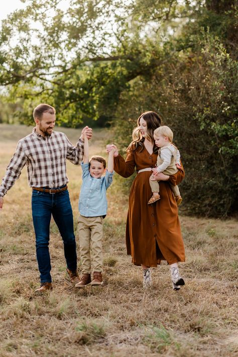 Fall Family Photo session inspiration | Fall Family outfits | outfits for family photos in fall   www.racheldriskell.com | Houston Maternity and Family Photographer Bryan College station Family Farm Photos, Outfits For Family Photos, Fall Family Outfits, Farm Photos, College Station Texas, Farm Photo, Maternity Poses, College Station, Fall Family Photos