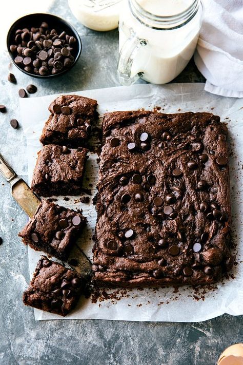 These double-chocolate super fudgy applesauce brownies are made with no oil, no butter, and no flour! Recipe Via Chelseasmessyapron #dessert #healthy #quick #easy #best #nobeans #betterforyou #applesauce #brownies Applesauce Brownies, Recipe Using Applesauce, Brownie Recipes Healthy, Chelsea's Messy Apron, Healthy Greek Yogurt, Chewy Granola, Apple Sauce Recipes, Protein Brownies, Healthy Brownies