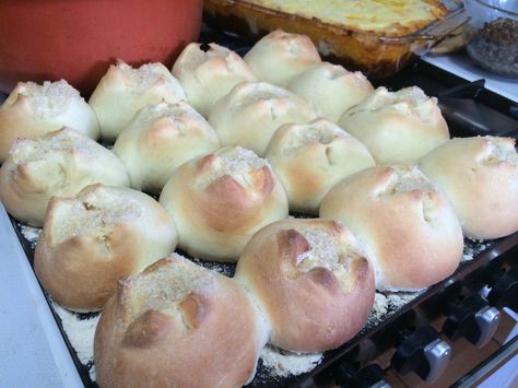 Putok Pinoy - An afternoon snack bread in the Philippines. Normally can be bought hot from the street bakery. Putok Bread, Filipino Bread Recipe, Filipino Bread, Snack Bread, Spaghetti With Ground Beef, Filipino Cuisine, Tasty Bread Recipe, Bread Snacks, Afternoon Snack