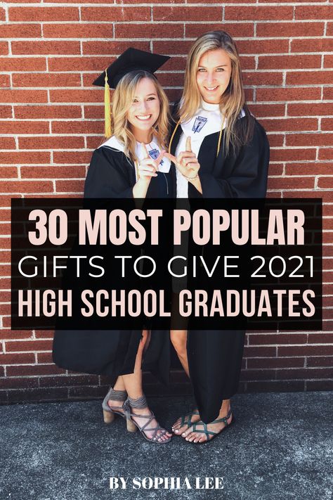 My daughter is graduating in 2021 so I've been on the hunt for high school graduation gifts. I know she'll love these ideas. So happy I found this! Graduation Gift For Friends, Boys High School Graduation Party, High School Graduation Cap Designs, Diy Graduation Decorations Party, High School Graduation Pictures, High School Graduation Party Decorations, Graduation Gifts For Friends, Graduation Money Gifts, Outdoor Graduation Parties