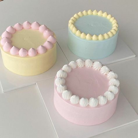 Pastel Bento Cake, Bento Cake Aesthetic Simple, One Layer Cake Design, Simple Mini Cake Designs, Simple Bento Cake Design, Bento Cake Design Aesthetic, Bento Cake Simple, Cute Bento Cake, Cute Mini Cakes