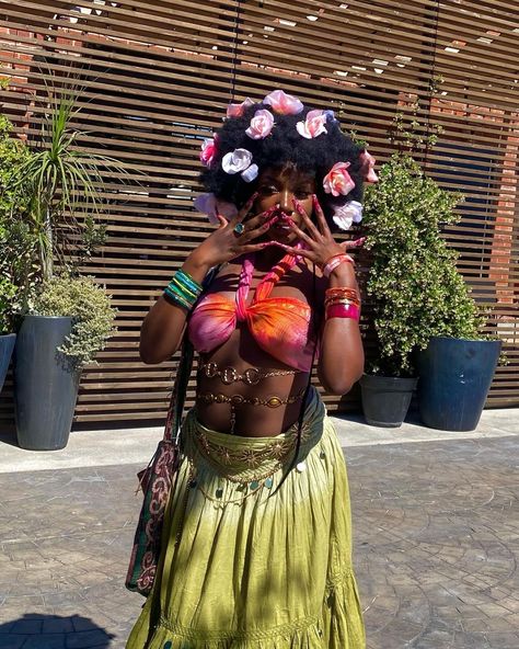 Black Women Flowers, Afro Flowers, Black Hippy, Spiritual Fashion, Boho Locs, Earthy Style, Afro Style, Earthy Outfits, Black Femininity