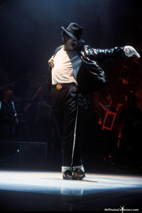 Michael Jackson Billie Jean live performance Billie Jean Michael Jackson, Mj Bad, Michael Jackson Dance, Estilo Cholo, Joseph Jackson, Billie Jean, Michael Jackson Pics, King Of Pop, King Of Music