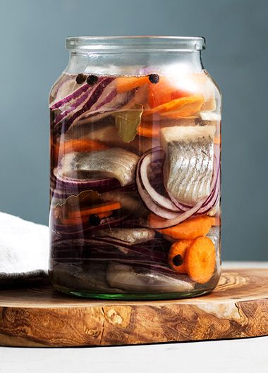 Lägga in sill | ICA Buffé Sill Recept, Pickled Herring, To Serve Man, Swedish Recipes, Cooking Instructions, Voss Bottle, Christmas Food, Pickles, Candle Jars