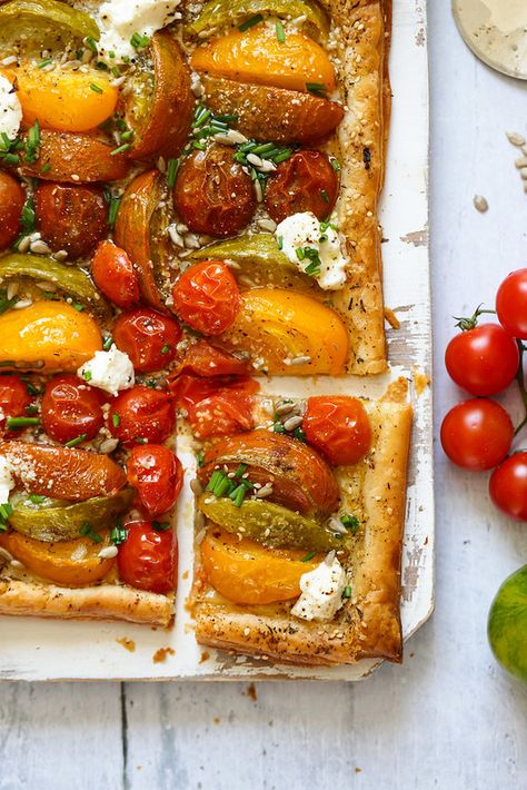 Tarte fine aux tomates anciennes - Recette facile végétarienne - Un déjeuner de soleil Fall Bbq, Tarte Fine, Healthy Mood, Summer Brunch, Salty Foods, Happy Meal, Summer Recipes, Ricotta, Food Inspiration