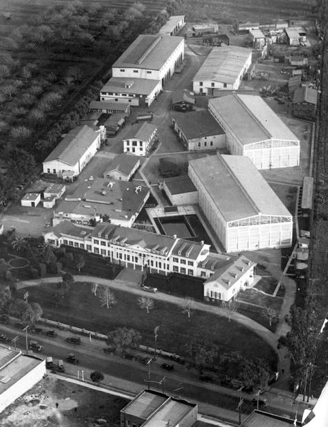 The Culver Studios in Culver City has a long history starting with Thomas Ince in the 1910s. Its most well-known feature is the mansion facing Washington Blvd - mostly because David O. Selznick made it part of his Selznick International Pictures logo. This aerial shot from 1925 shows all the filming stages are tucked behind “The Mansion. We can also see how rural it was back then from the neighboring orchard. The lot is currently home to Amazon Studios. Garden Of Allah, Culver City California, Ca History, Hollywood Vintage, Los Angeles Hollywood, Movie Studios, Places In California, Silent Film Stars, California History