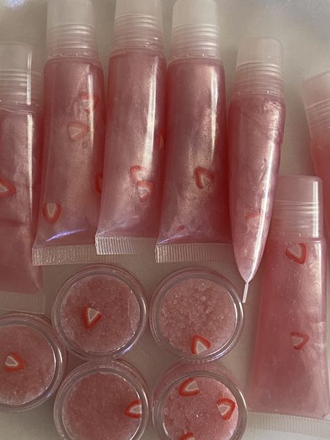 Aesthetic Lipgloss, Lipgloss Aesthetic, Lipgloss Tubes, Lipgloss Makeup, Lip Gloss Homemade, Lip Gloss Cosmetics, Beauty Entrepreneur, Diy Lip Gloss, Pink Drink