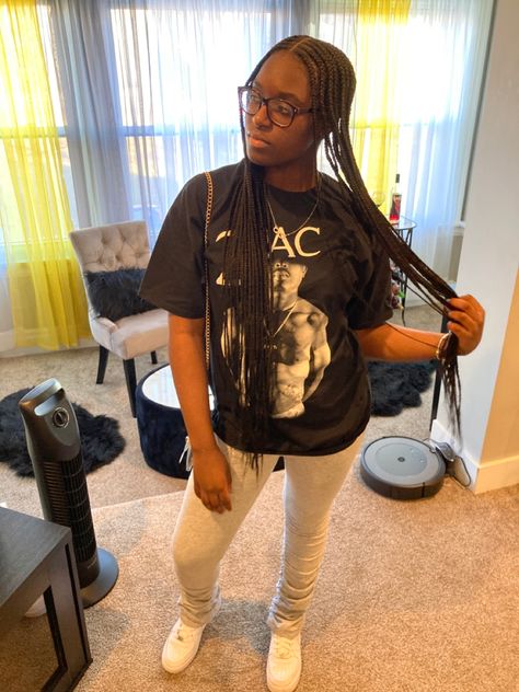 Tupac Shirt Outfit Women, Tupac Shirt Outfit, Outfit With Tshirt, Tupac Outfits, Tupac Shirt, Top Outfit, Outfit Women, Tupac, Baddie Outfits Casual