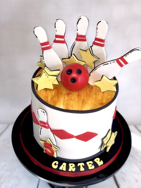 Bowling Bowling Theme Cake, Bowling Cakes For Boys, Bowling Cake Ideas, Bowling Themed Cake, Bowling Themed Birthday Party, Cake Bowling Theme, Bowling Ball Cake, Ten Pin Bowling Cake, Bowling Alley Cake