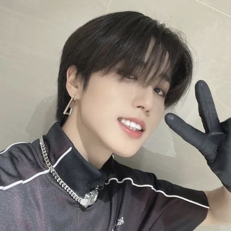 Aesthetic Han Jisung Icon, Black And White Skz Icon, Long Hair Han Jisung, Han Jisung Hair Color, Han Jisung Silver Hair, Han Jisung Wavy Hair, Han Jisung Brown Hair, Han Hairstyle, Han Jisung Black Hair